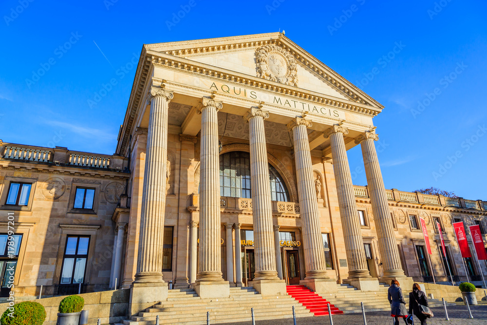Obraz premium Wiesbaden, das Kurhaus. 01.11.2017.