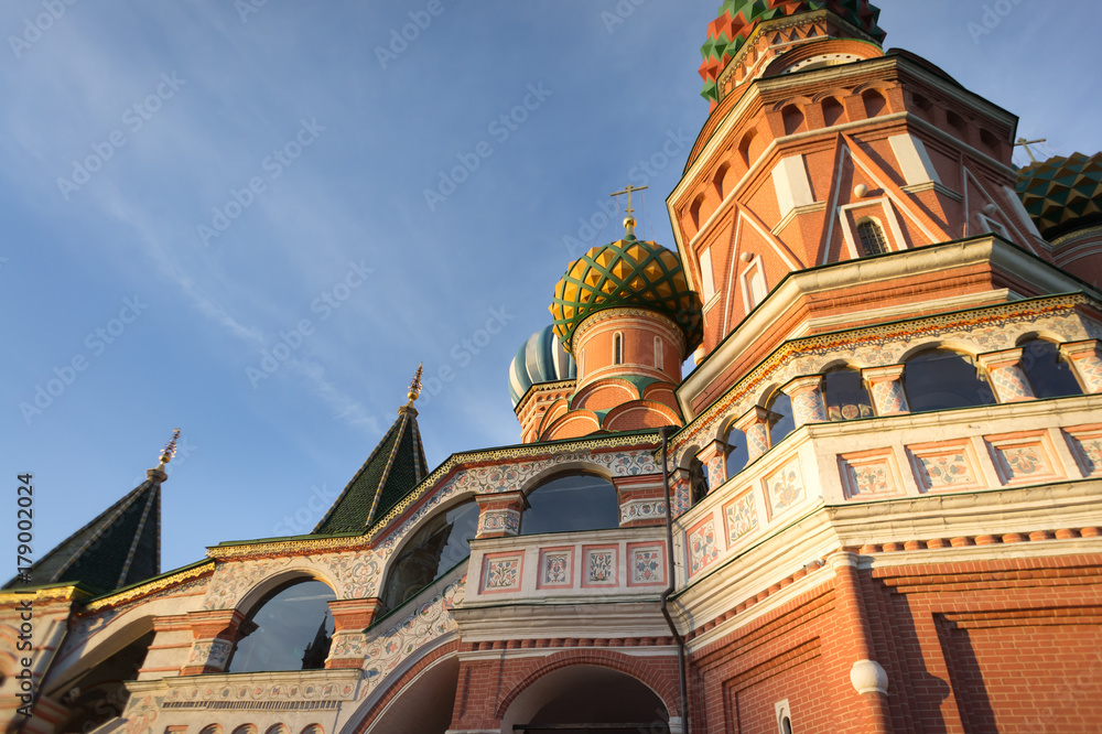 Fototapeta premium St. Basil's Cathedral on Red Square in Moscow and nobody around one autumn morning