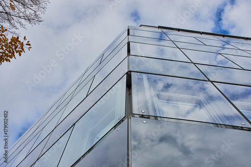 Modernes Glas Gesch  ftshaus mit Himmel Spiegelung