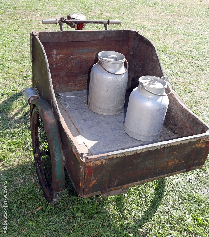 Obraz premium very old bike used once a long time ago from the milkman with bi