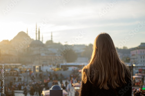 Canvas Print Young girl looks at traveling Mosque in Istanbul