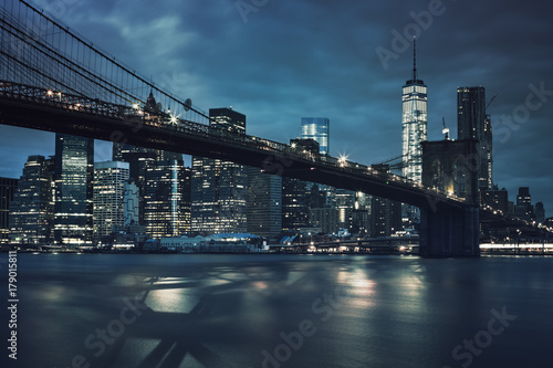 Fototapeta Naklejka Na Ścianę i Meble -  View of Brooklyn Bridge by night