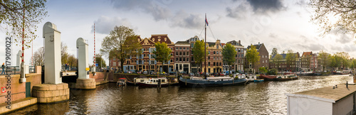 Photography Panorama d'un canal et ses maisons typiques à Amsterdam, Hollande, Pays-bas