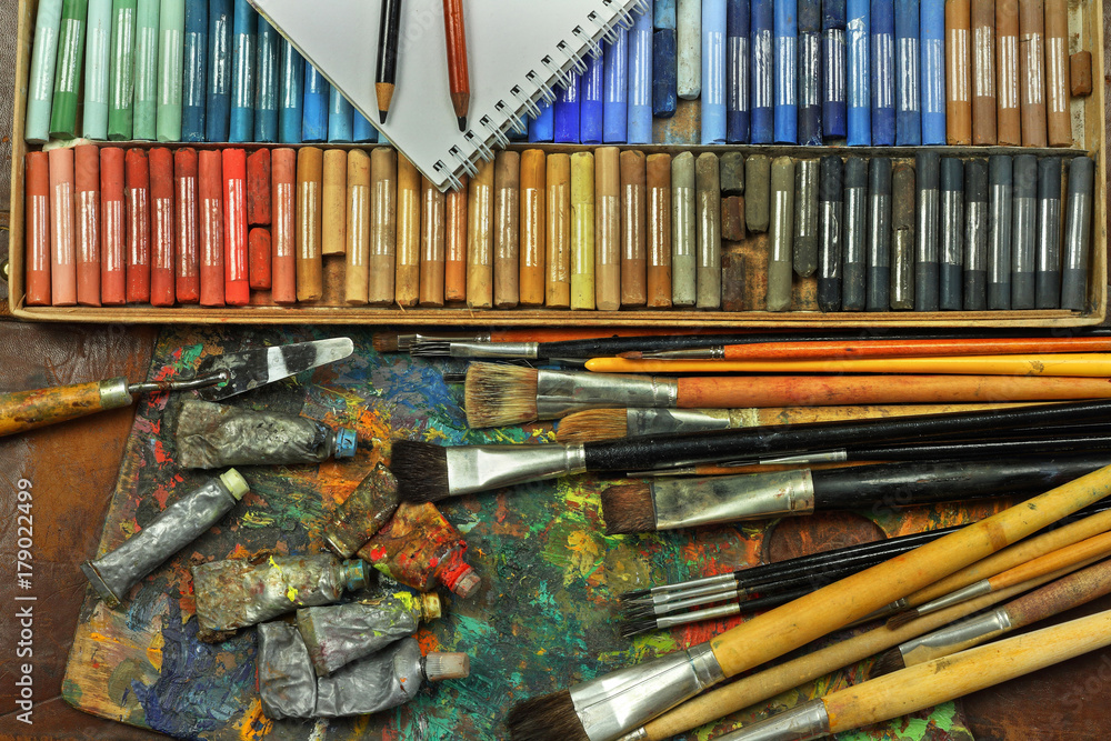 Obraz premium Pastels, brushes and artist paint