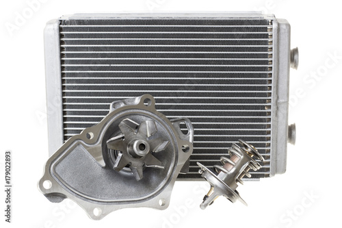 Engine cooling radiators. Water pump and thermostat, two elements of the engine cooling system