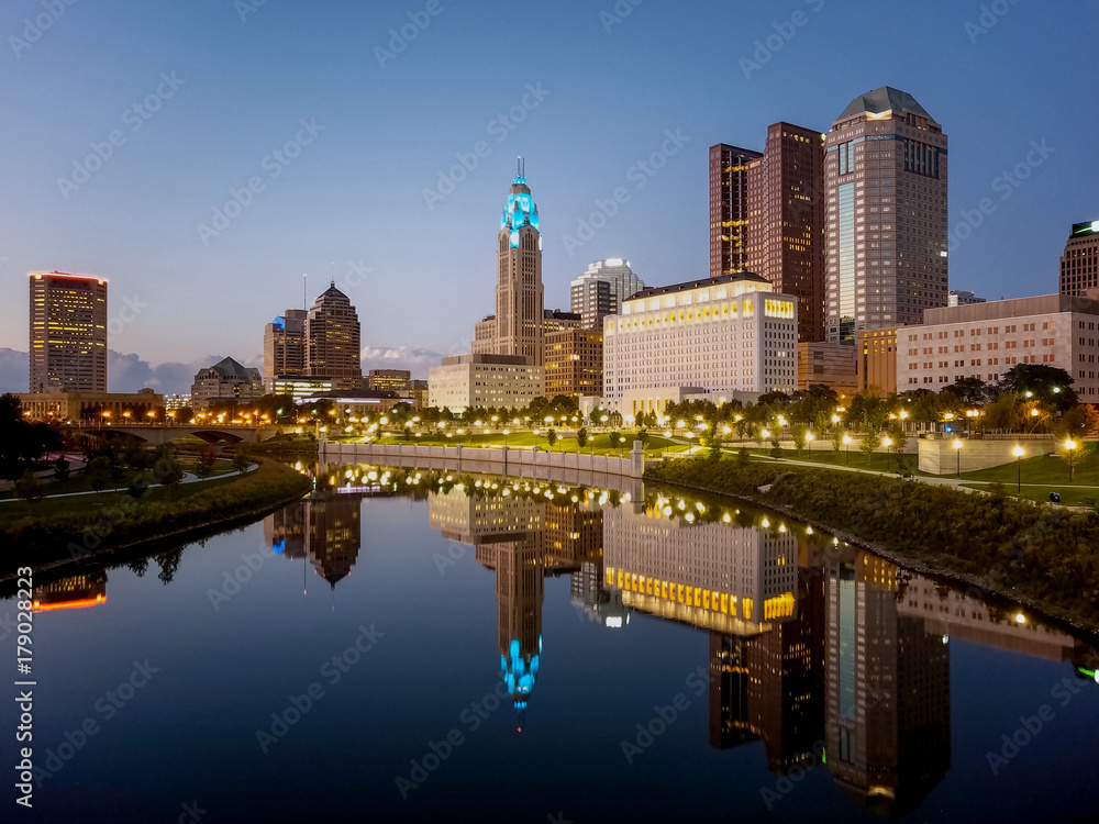 Obraz premium Scioto River and Columbus Ohio skyline at John W. Galbreath Bicentennial Park