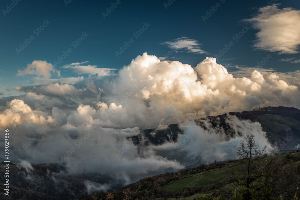 Fototapeta premium clouds next to mountain