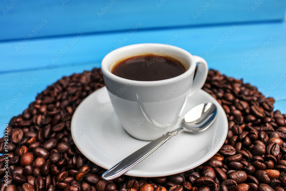 Espresso auf blauem Hintergrund Espresso auf blauem Hintergrund