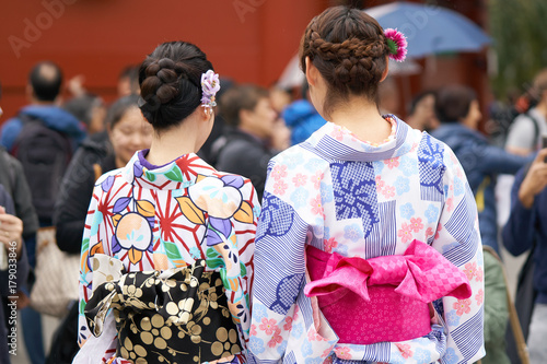 Fotomurale Young girl wearing Japanese kimono standing in front of Sensoji Temple in Tokyo, Japan