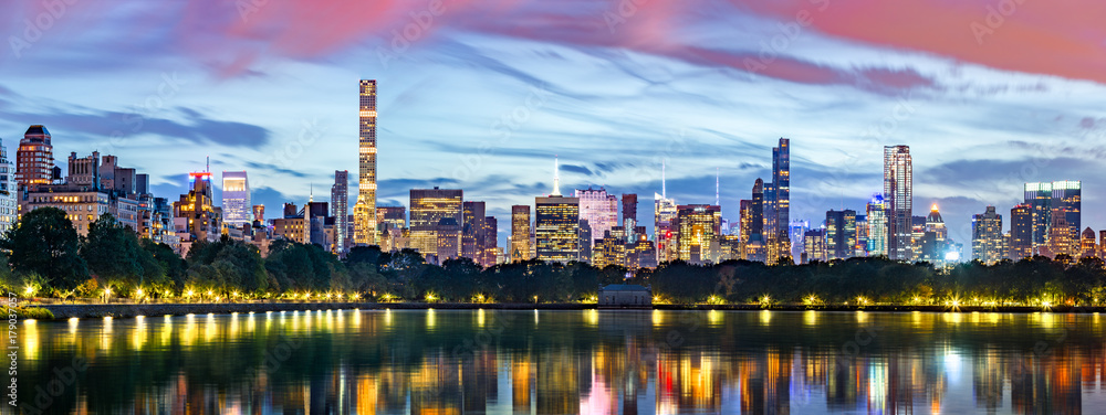 Naklejka premium Panorama Nowego Jorku. Jacqueline Kennedy Onassis Reservoir odzwierciedla panoramę śródmieścia w Central Parku.