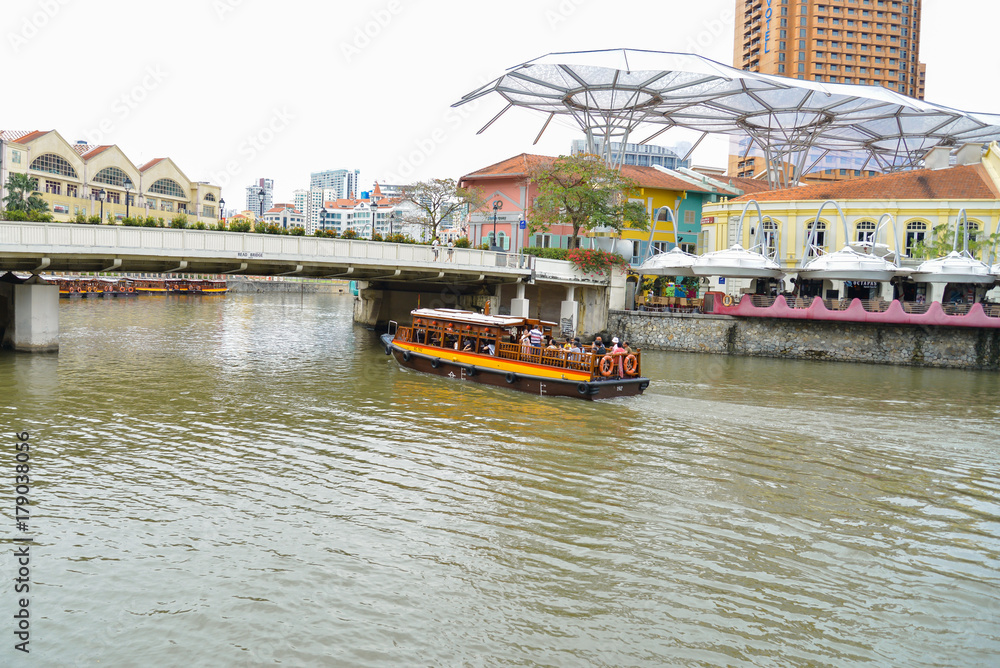 Naklejka premium Sightseeing boat in Clarke Quay, Singapore river