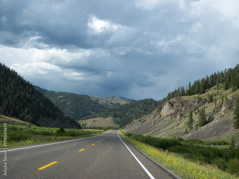 Naklejka premium Mountan Road z chmurami