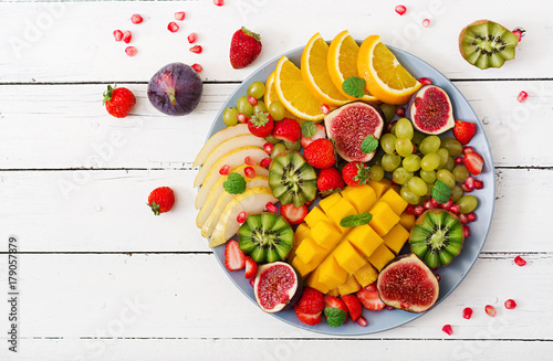 Φωτογραφία Platter fruits and berries