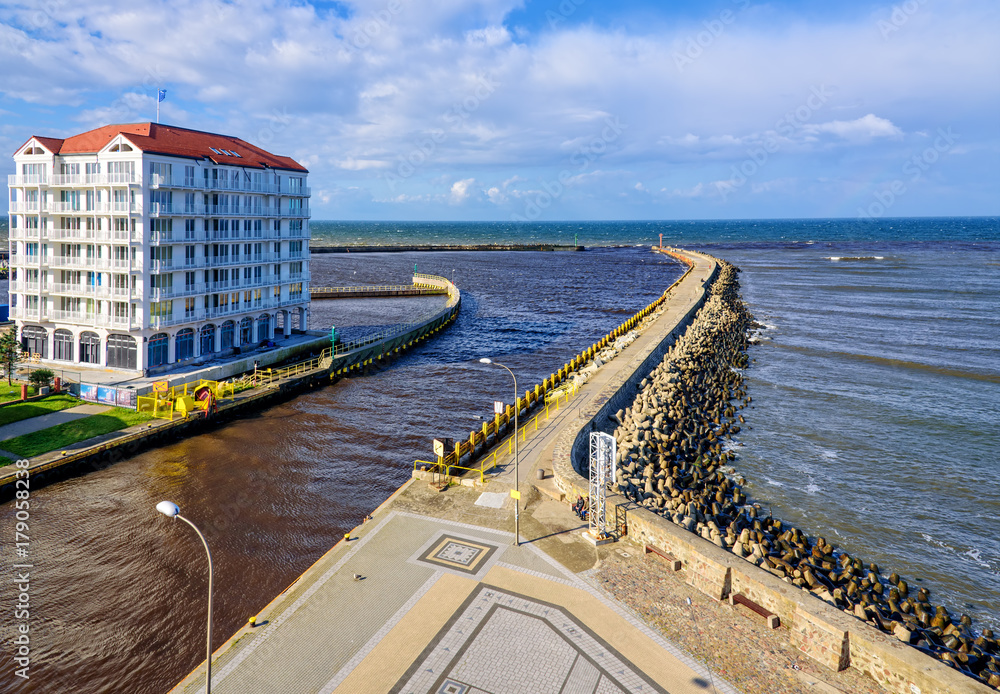 Fototapeta premium Hotel Ostsee Mole Hafen Gebäude Darlowko