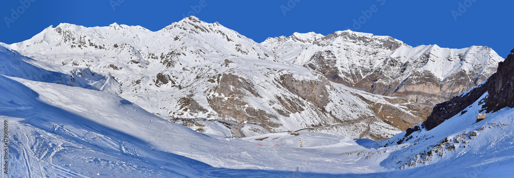 Obraz premium Snow downhill in the winter mountains