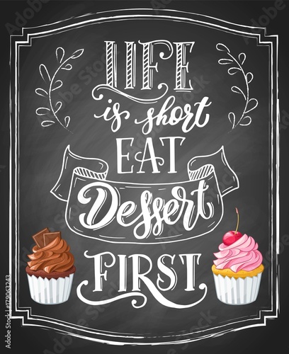 Plakat Napis na dłoni Życie jest krótkie jeść deser najpierw na tle czarnej tablicy retro z kreskówki kolorowy szkic ciastko. Vintage ilustracji wektorowych.