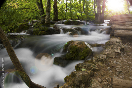 Wasserlauf im Wald mit Langzeitbelichtung