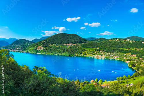 Foto Orta Lake landscape. Orta San Giulio village, Italy