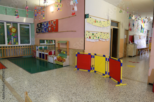 Quadro su tela game room in an asylum to educate small children