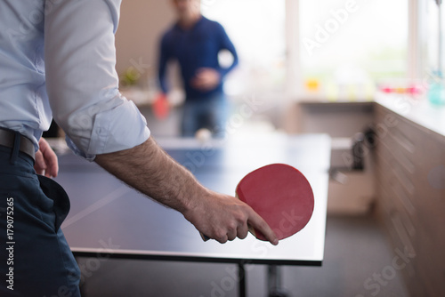 Konstfotografi startup business team playing ping pong tennis