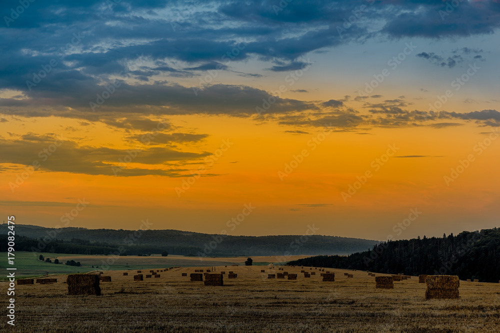 Feld mit Sonnenuntergang Feld mit Sonnenuntergang