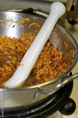 Making of Ringelblumensalbe