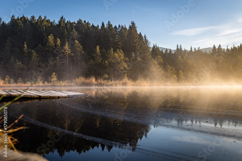 Morgenstimmung am See mit Spiegelung im Herbst