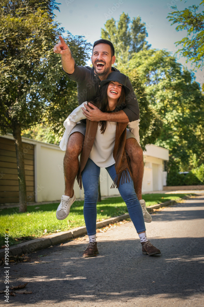 Carrying boyfriend on piggyback is fun. Carrying boyfriend on piggyback is fun.