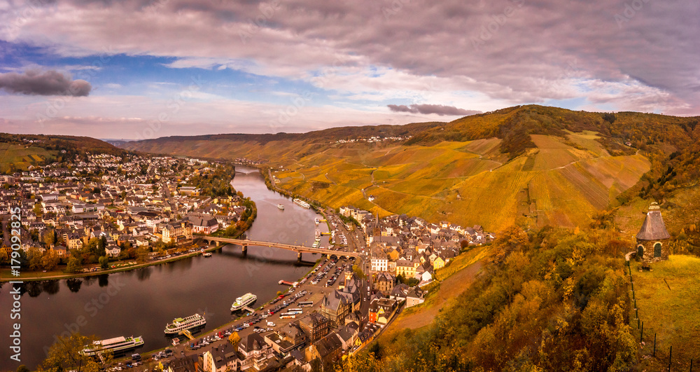 Bernkastel-Kues von oben im Herbst