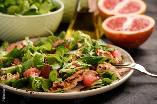 Fotografija Grilled chicken and grapefruit salad.