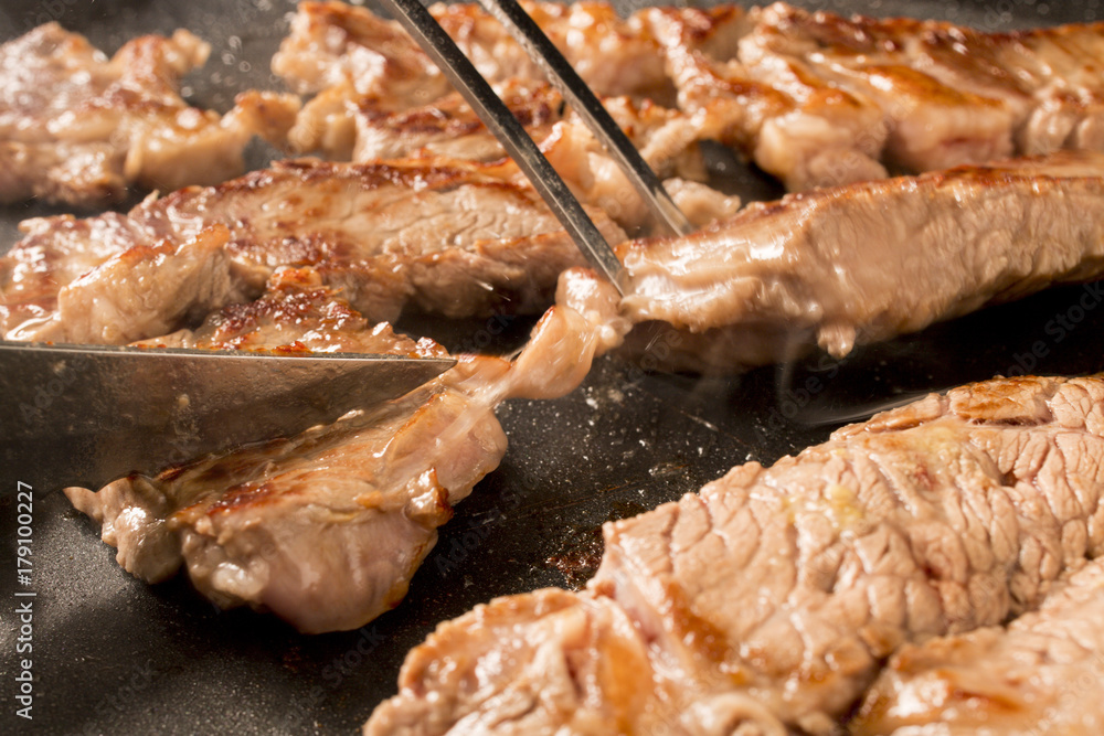 焼いた牛肉をカットする 焼いた牛肉をカットする