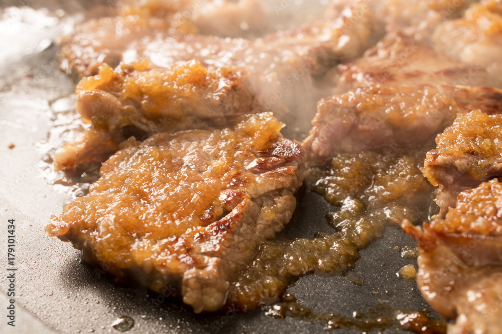 タレをかけたステーキ