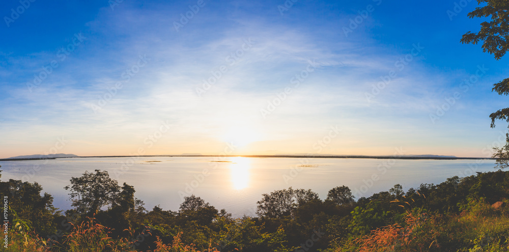 Obraz premium Panoramic sunset reflection in a lake.