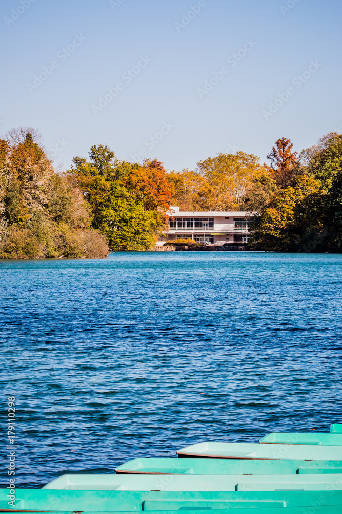 Obraz premium Au bord du lac du Parc de la Tête d'Or en automne à Lyon