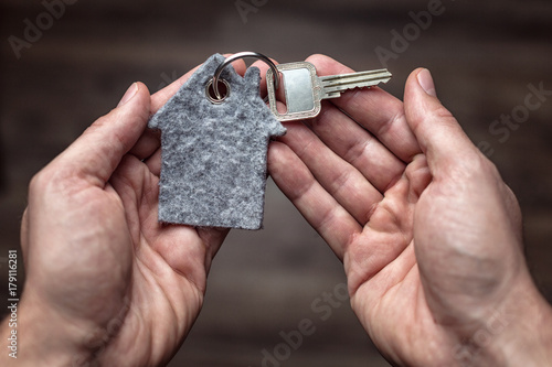 Haustürschlüssel in beiden Händen