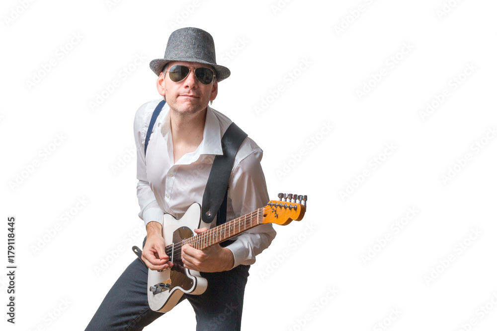 Mann mit Sonnenbrille und Hut spielt Gitarre Mann mit Sonnenbrille und Hut spielt Gitarre