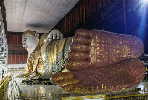 Fotografie big buddha Kyauk Htat Gyi  reclining buddha statue in Myanmar (Burma) at night