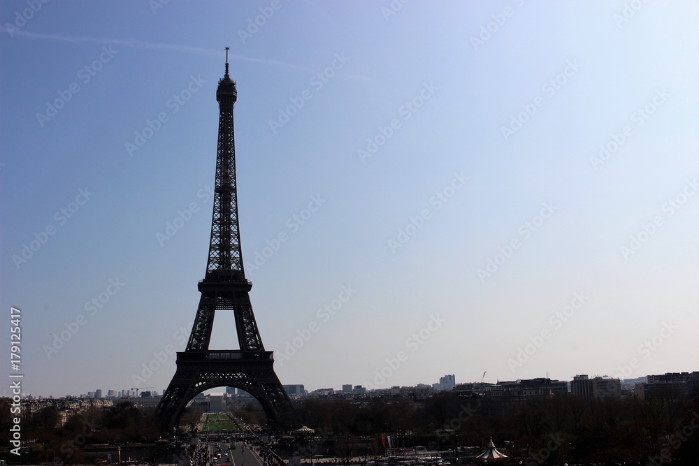 Naklejka premium Wieża Eiffla z błękitnym niebem widziana z Trocadero