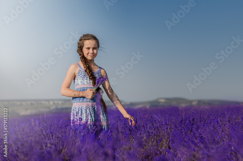 девочка стоит в поле лаванды