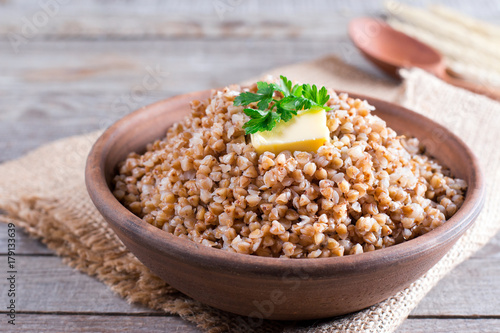 Bild auf Leinwand Buckwheat porridge with parsley in bowl. Dietary dish. Vegan