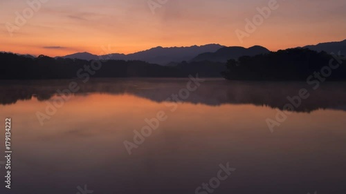 Wallpaper Mural 夜明け　タイムラプス　水面に映る朝焼け Torontodigital.ca