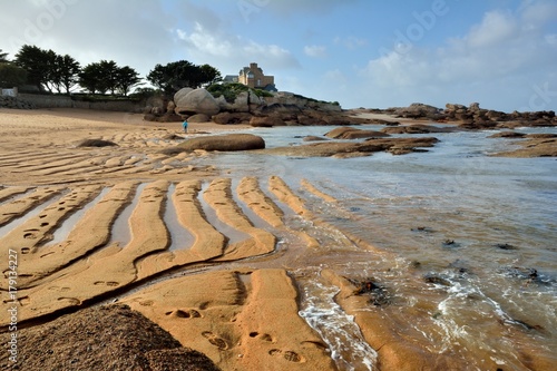 Plage de sable à Trégastel en Bretagne photo