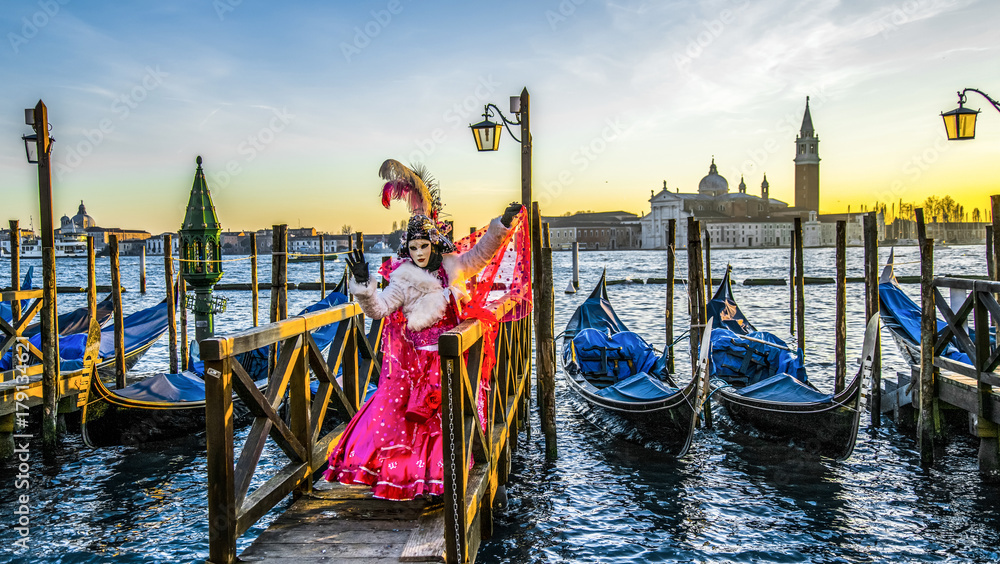 Obraz premium ludzie w maskach i kostiumach na weneckim karnawale