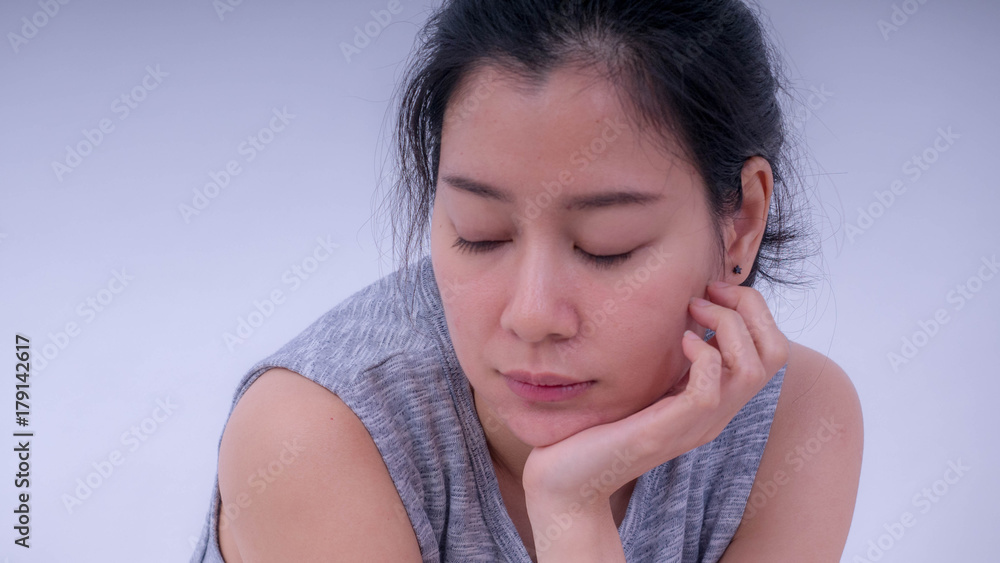 Beautiful young asian upset trying to concentrate at the forward and use think in fix the problem Beautiful young asian upset trying to concentrate at the forward and use think in fix the problem