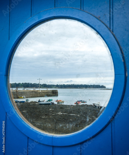 Larmor Baden, reflet de bateaux sur porte, Golfe du Morbihan, Bretagne photo