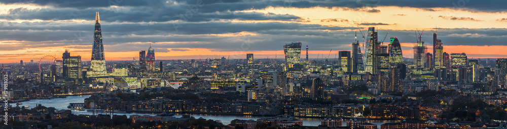 Sonnenuntergang hinter der modernen Skyline von London, Großbritannien