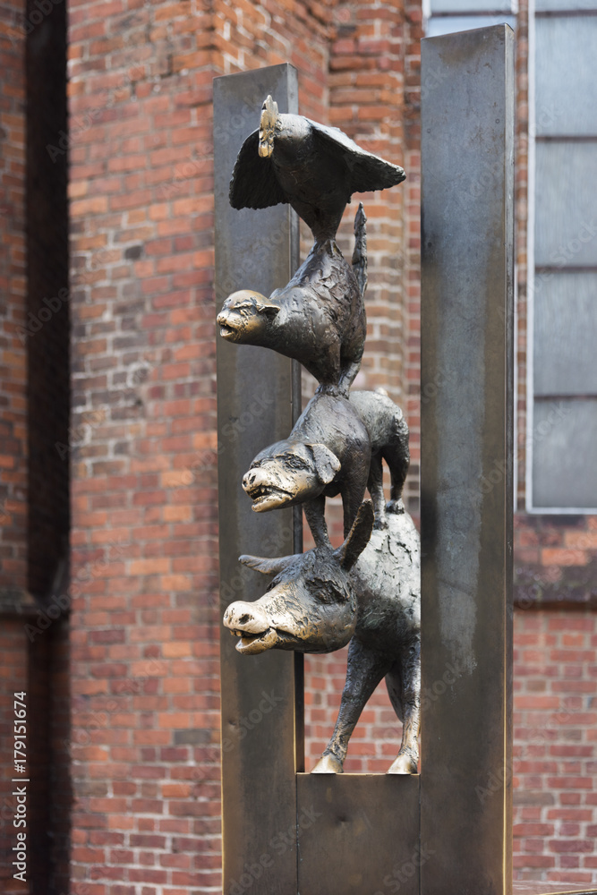 Bremer Stadtmusikanten vor dem St. Marien Dom in Riga StockFoto
