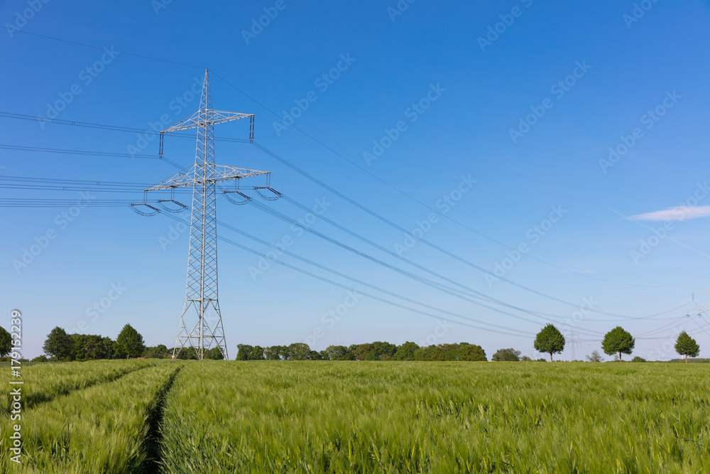 Strommasten in Landschaft Strommasten in Landschaft