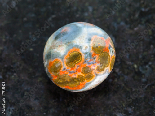 Fotografía polished orbicular jasper gemstone on dark