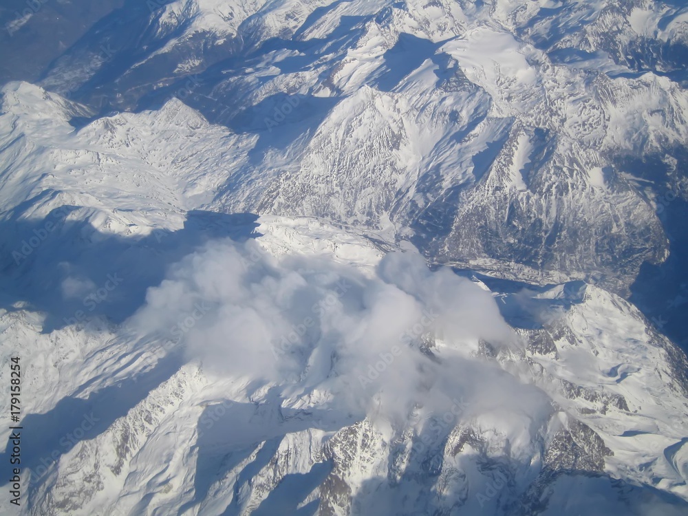 Vue aérienne sur des montagnes enneigées dans les Alpes en hiver (France)